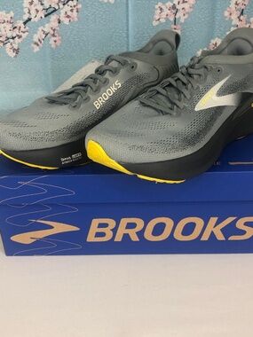 NIB Brooks Adrenaline GTS 25 Mens Primer Grey/Ebony/Jasmin 110454-1D-044 Sz 11.5